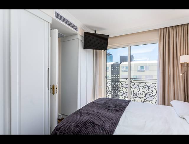 2 BEDROOM APARTMENT TO LET IN SEA POINT